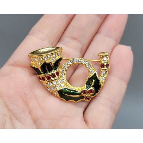 Monet Signed Gold Tone Christmas Horn Green Enamel Red Rhinestone Pin Brooch BR1 - Picture 1 of 6